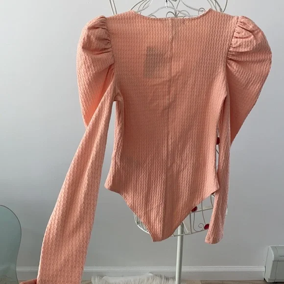 NWT! Forever 21 Puff Shoulder Houndstooth Knit Bodysuit- Peach -Size Small - Picture 5 of 8